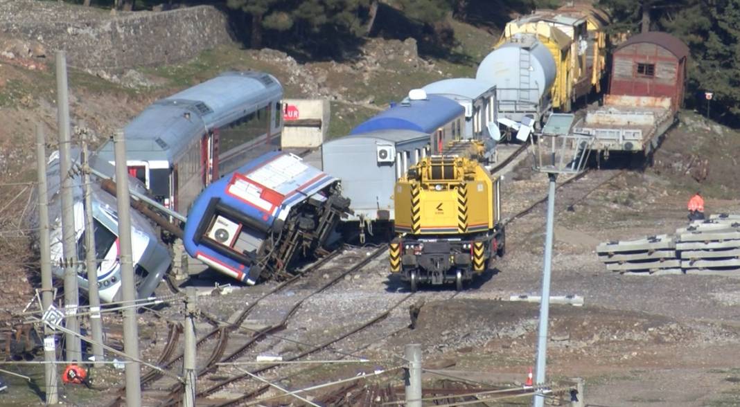 Deprem demiryollarını da vurdu! Raylar eğrildi, trenler devrildi, kayalar düştü! İşte dehşetin fotoğrafları 16